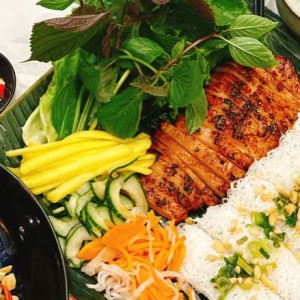 S09. Grilled Pork Jowl with Fine Vermicelli / Mẹt B&aacute;nh Hỏi M&aacute; Heo Nướng / 炭烧猪颊肉米网 (配) 猪颊肉