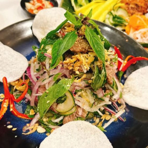 A08. Di An Rare Ribeye Salad / Gỏi B&ograve; / 迪安生熟牛排沙拉