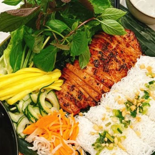 Grilled Pork Jowl with Fine Vermicelli / Met Banh Hoi Ma Heo Nuong