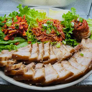 Boiled Pork Belly with Wraps & Sauce 보쌈
