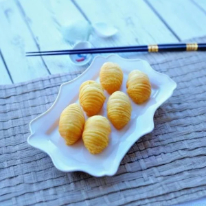 Deep-Fried Radish Cake with Preserved Meat (4 pcs) 腊味煎萝卜糕（4件）