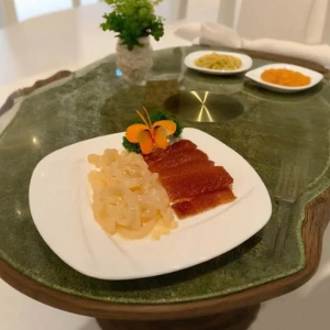 BBQ Suckling Pig with Jellyfish 海蜇乳猪