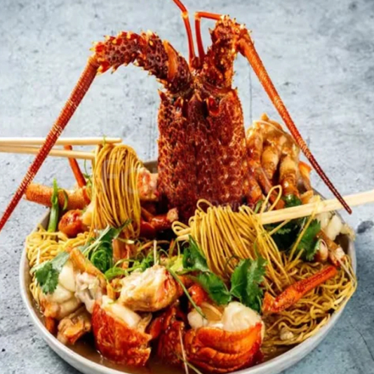 Braised E-Fu Noodles with Lobster 龙虾焖伊面
