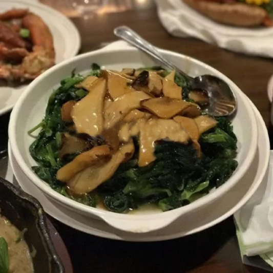 Stir-Fried Snow Pea Leaf with King Mushrooms 杏鲍菇炒豆苗
