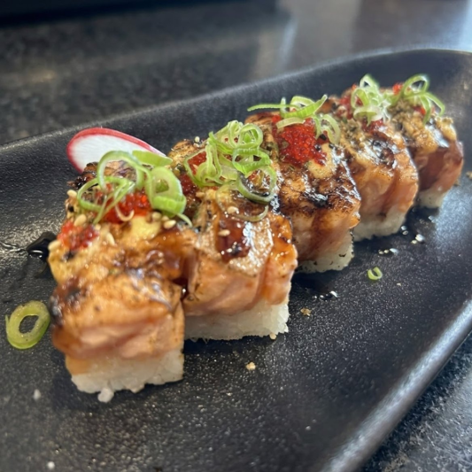 Salmon Aburi Torched Sushi (7 pcs)