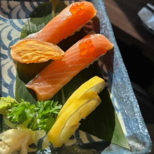 AL1. Salmon Sushi (2 pcs)
