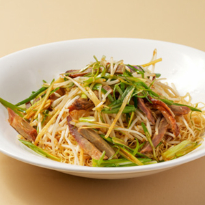 Ginger & Green Onion with BBQ Pork & Noodles 薑蔥叉燒撈生麵