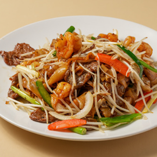 Pan-Fried Black Pepper Rice Noodles with Prawn & Beef 黑椒雙星炒河