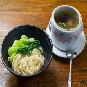 Spareribs Soup in Hot Pot Noodles 炖罐排骨面