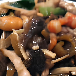 22. Stir-Fried Shredded Seafood with Vegetables and Pork / 유산슬