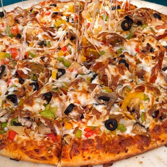 King Veggie Pizza with 7 Toppings & Pop