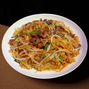 Stir-Fried Rice Noodles with Sliced Beef 干炒牛河