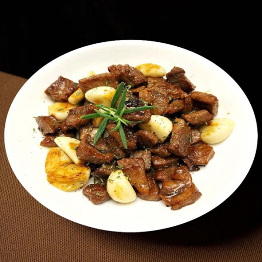 Stir-Fried Beef Tenderloin with Deep-Fried Garlic 金蒜牛柳
