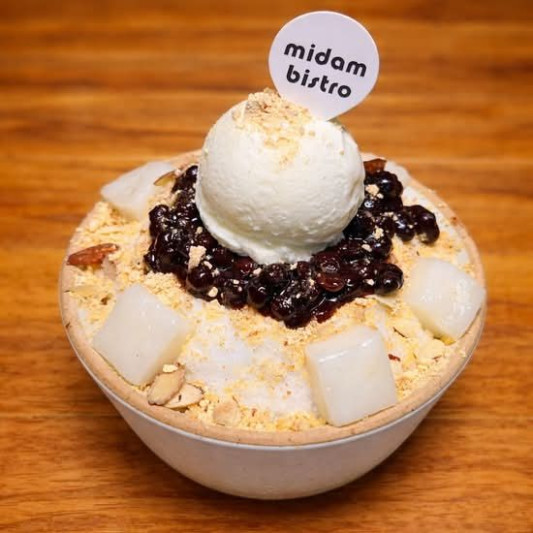 Injeolmi (Bean Flour) Shaved Ice