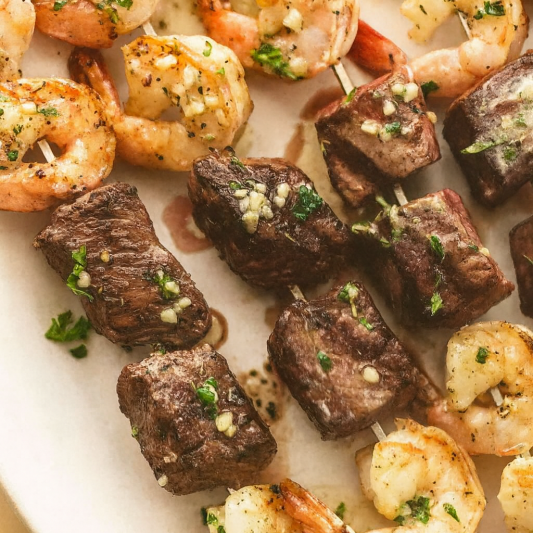 21. B&oelig;uf grill&eacute; et brochette de crevettes