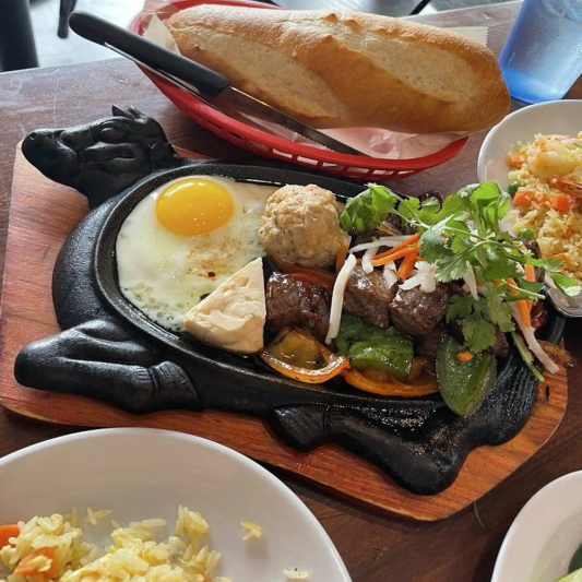S10. Vietnamese Steak & Egg with Bread