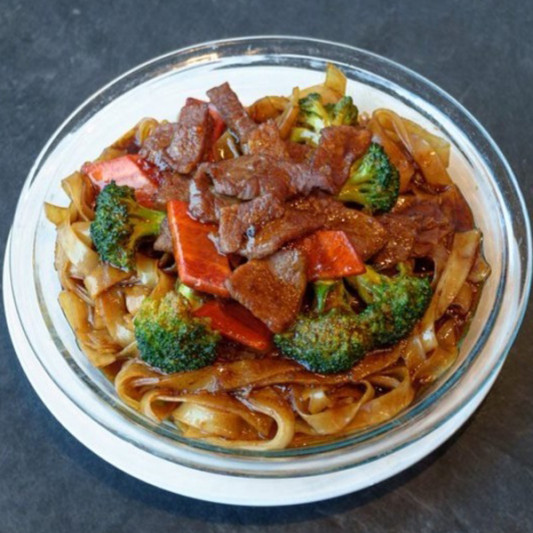 Beef & Vegetable Chow Fun 时菜牛肉河