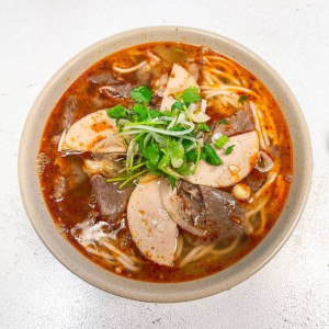31. Hue&rsquo;s Special Spicy Thick Vermicelli / B&uacute;n B&ograve; Huế / 顺化汤濑粉