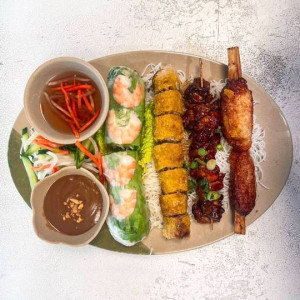 78. Spring Roll, Prawn Salad Roll, BBQ Satay Skewers & Sugarcane on Thin Vermicelli / 炸春卷、虾沙律卷、串烧沙爹（鸡 / 牛或猪肉串）、蔗虾、米粉