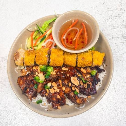 64. Grilled Chicken & Spring Roll with Vermicelli / B&uacute;n G&agrave; Nướng, Chả Gi&ograve; / 烧鸡肉、炸春卷米粉