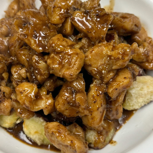 Saut&eacute;ed Chicken in Black Garlic Sauce 黑蒜鸡