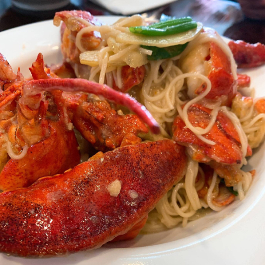 Ginger Lobster with E-fu Noodles 姜葱龙虾伊面底