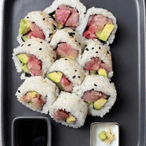 R7. Spicy Yellowtail Roll
