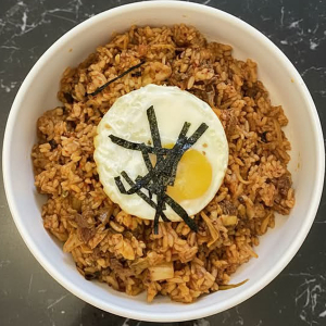 51. Beef Sogogi Kimchi Dolsot Bokkeumbap 돌솥소고기김치볶음밥 / 牛肉辣白菜石锅炒饭 
