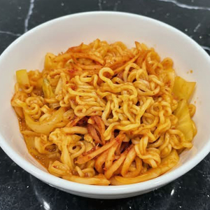 7. Tteokrabokki 떡라볶이 / 拉面炒年糕 