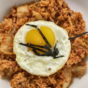 52. Chicken Kimchi Dolsot Bokkeumbap 돌솥치킨김치볶음밥 / 鸡肉辣白菜石锅炒饭 