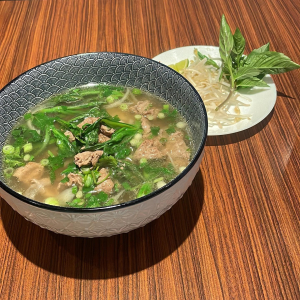 23. Rare Beef & Stir-Fried Vegetable Noodle Soup / Phở T&aacute;i X&agrave;o Rau / 生牛肉炒蔬菜河粉