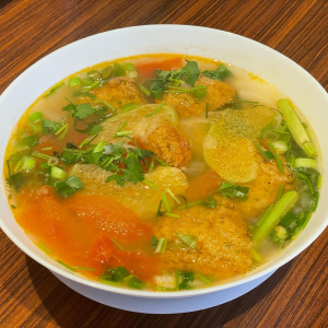 17. Special Fried Fish Cake Noodle Soup / B&uacute;n Ch&agrave; C&aacute; D&agrave;c Biệt / 炸魚餅特別湯米粉