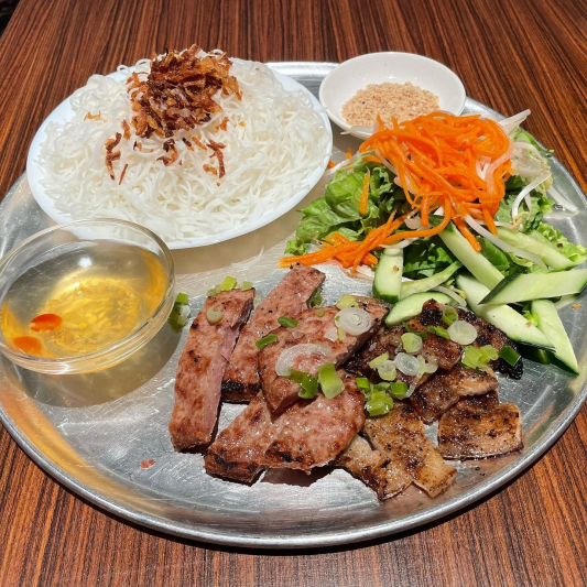 11. Grilled Pork & Vietnamese Minced Pork Patty / B&uacute;n Hoặc Cơm Thịt Nướng Nem Nướng / 烤猪肉猪肉馅饼米粉