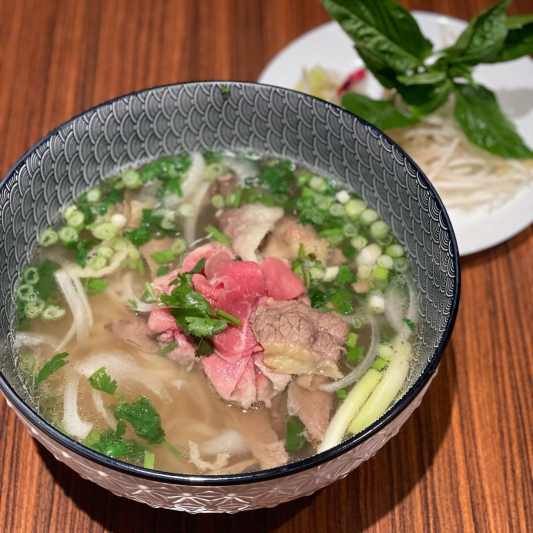 21. Rare Beef and Brisket Noodle Soup / Phở T&aacute;i Nạm / 生牛肉牛腩河粉