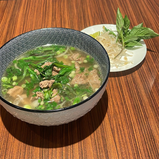 23. Rare Beef & Stir-Fried Vegetable Noodle Soup / Phở T&aacute;i X&agrave;o Rau / 生牛肉炒蔬菜河粉