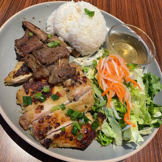 13. Grilled Beef Short Ribs & Chicken / B&uacute;n Hoặc Cơm Sườn B&ograve; Nướng G&agrave; Nướnc / 烤牛仔骨＋烤鸡扒米粉或米饭