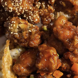 S11. Sesame Chicken & General Tso's Chicken with Gyoza (2 pcs)