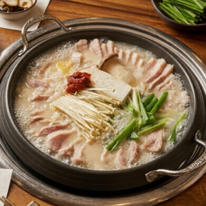 Assorted Boiled Pork 모둠 수육 (2인분)