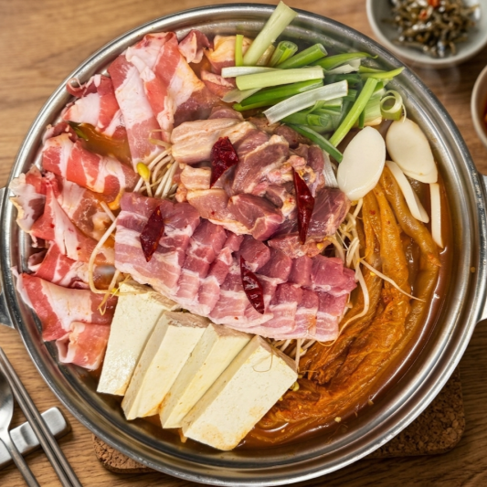 Braised Kimchi with Suyuk 수육 김치찜 (2인분)