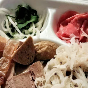 16. Rare Steak Noodle Soup / Phở T&aacute;i