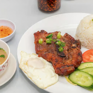 27. Cơm Sườn Nướng & Tr&uacute;ng