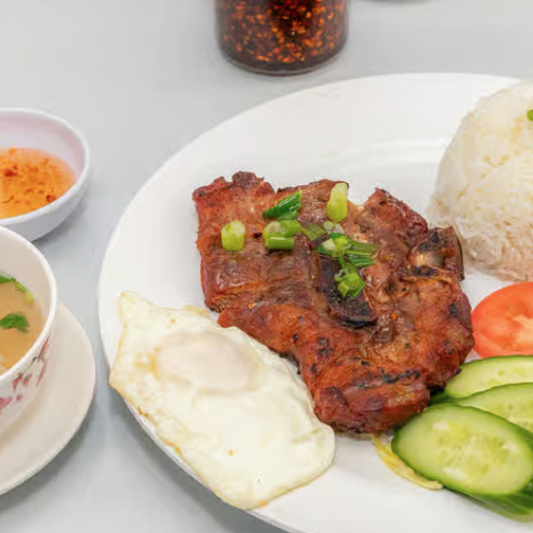 27. Cơm Sườn Nướng & Tr&uacute;ng