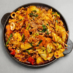 Osam Bulgogi (오삼불고기) Includes 5 Side Dishes and Rice