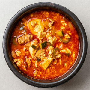 Gopchang Soft Tofu (곱창 순두부) Includes 5 Side Dishes and Rice