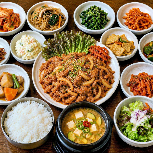 Baekban Set Dak Bulgogi (닭불고기) Includes 8 Side Dishes, Soup, and Rice