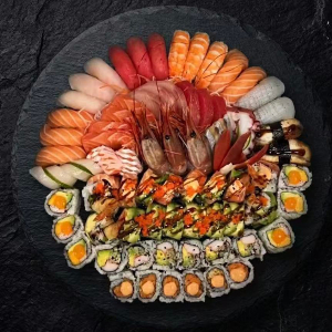 P12. Assorted Platter (80 pcs) 刺锈刺身寿司卷拼盘