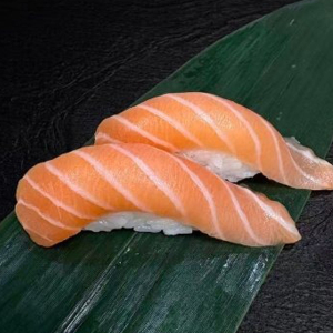 N1. Salmon Sushi (2 pcs) 三文鱼寿司
