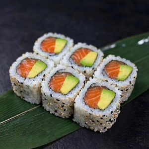 M9. Salmon Avocado Roll 三文牛油果卷
