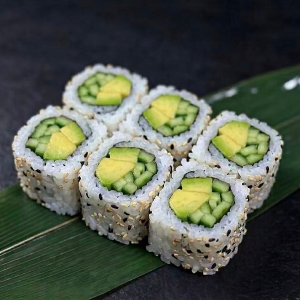 M19. Avocado Cucumber Roll 牛油果青瓜卷