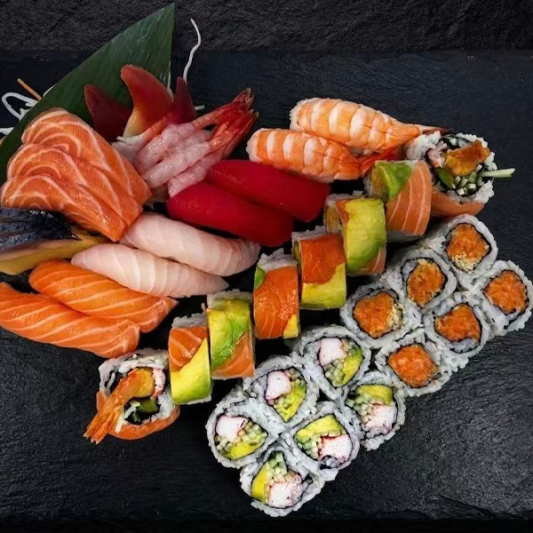 P10. Assorted Platter (40 pcs) 刺锈刺身寿司卷拼盘